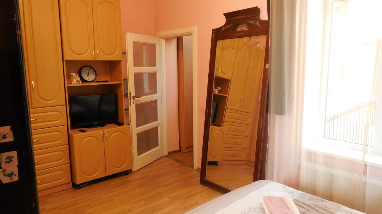 2 Room Apartment Near Opera House Lviv Exterior photo